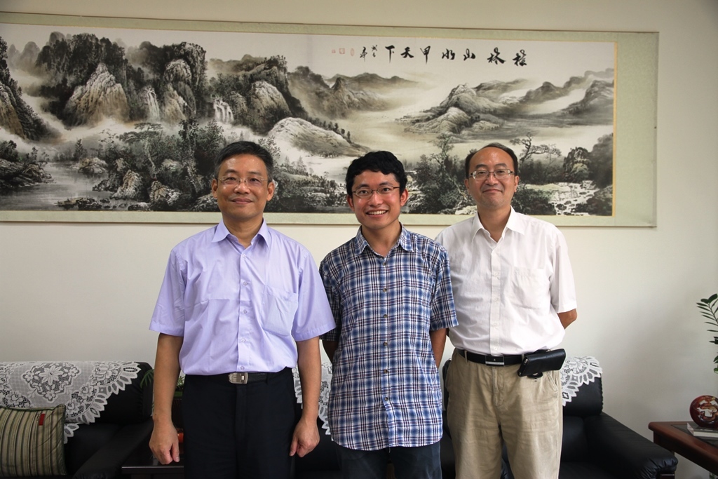 元培第一位日本國際交換生河野共喜（中）研習一個月與林校長及林老師合影