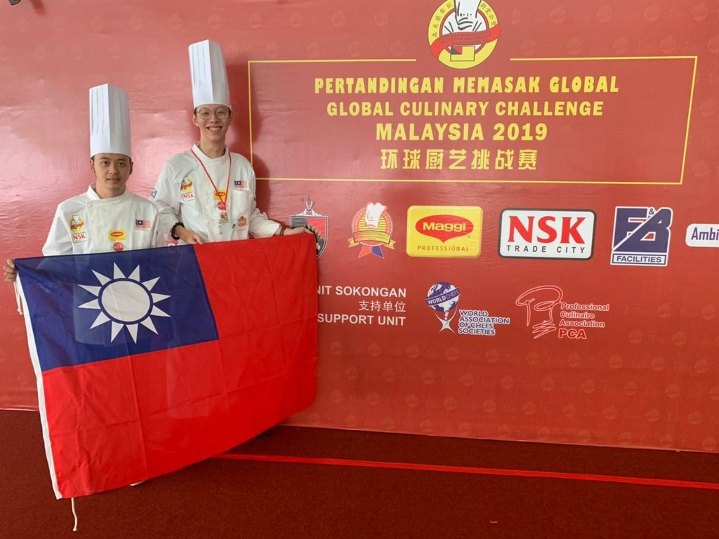 元培餐管系同學參加馬來西亞獲冠軍與老師陳麒文合影之一