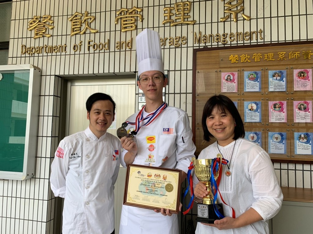 元培餐管系同學參加馬來西亞獲冠軍與老師們合影