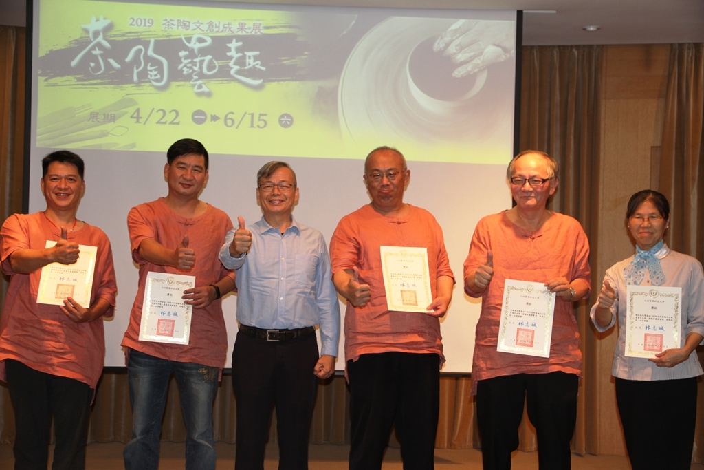 台灣茶文化學會藍理事長頒發茶藝精實獎給張志偉等五位同學