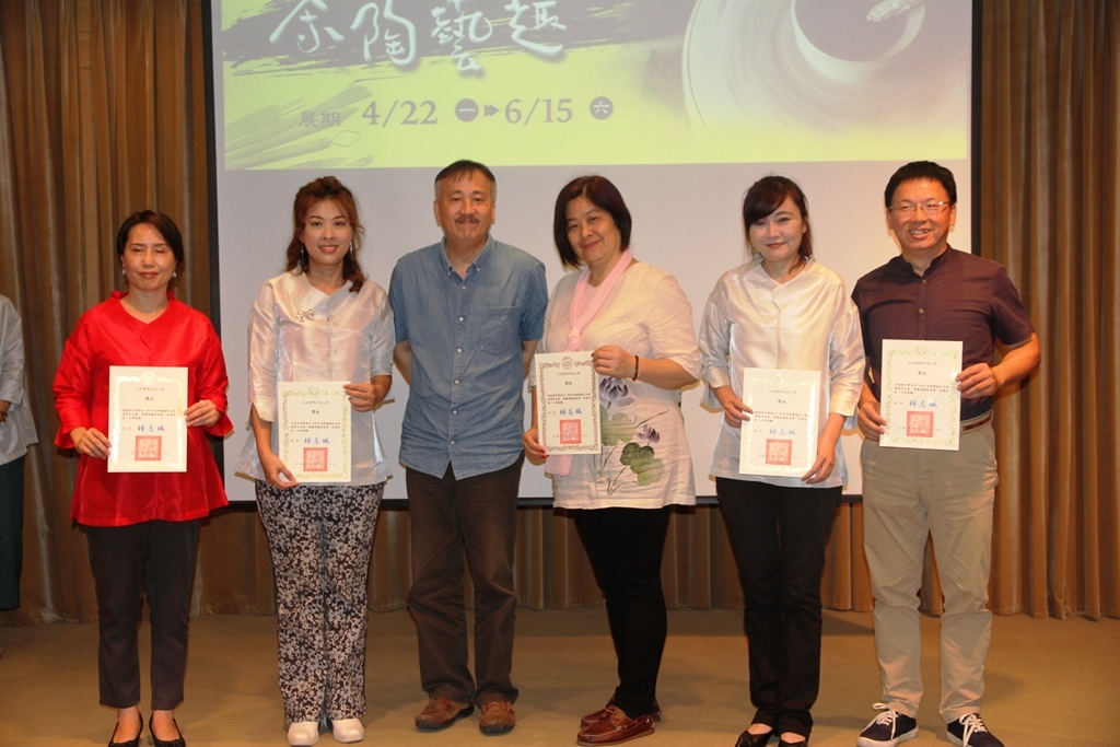 台灣陶藝學會李理長頒發陶藝創意獎給五位同學