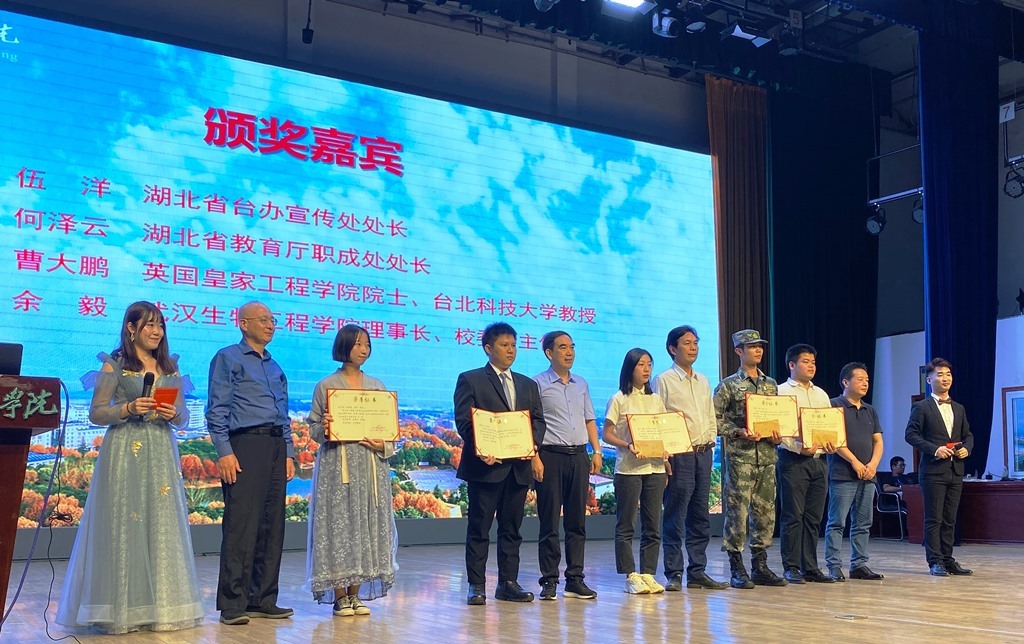 元培醫放系學生陳廷宇兄弟團隊獲金獎接受頒獎合影