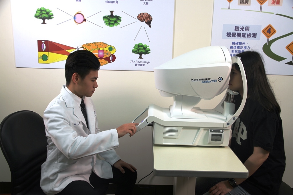 元培視光中心最新穎設備七合一前導波眼健康篩檢儀