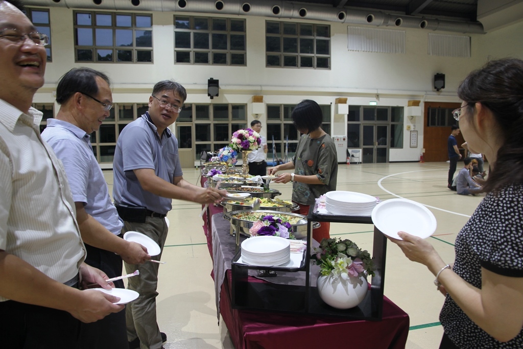 元培國際處為越南生中秋活動中提供自助餐師長們先嚐試