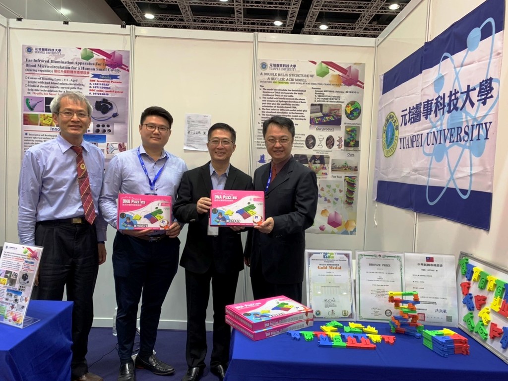 醫技系一種核酸模型在展會現場與馬來西亞當地廠商MODERN MAMA (MALAYSIA) SDN. BHD人員合影