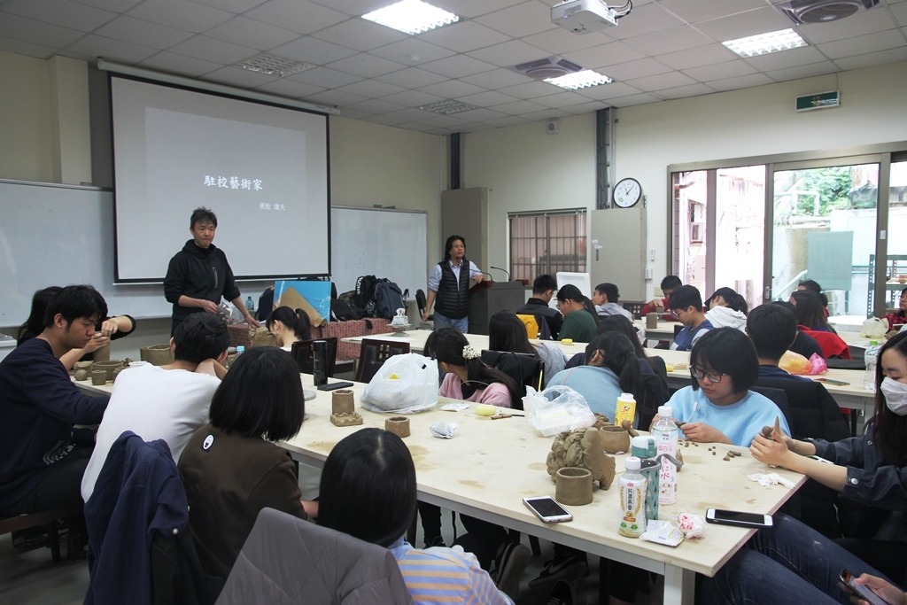 日本駐校藝術家重松康夫與李明松老師教同學如何利用紙板在陶藝中