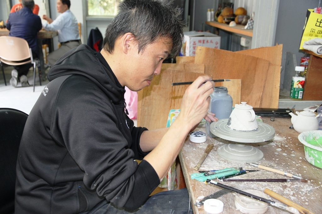 日本騅校藝術家重松康夫聚精會神做其作品