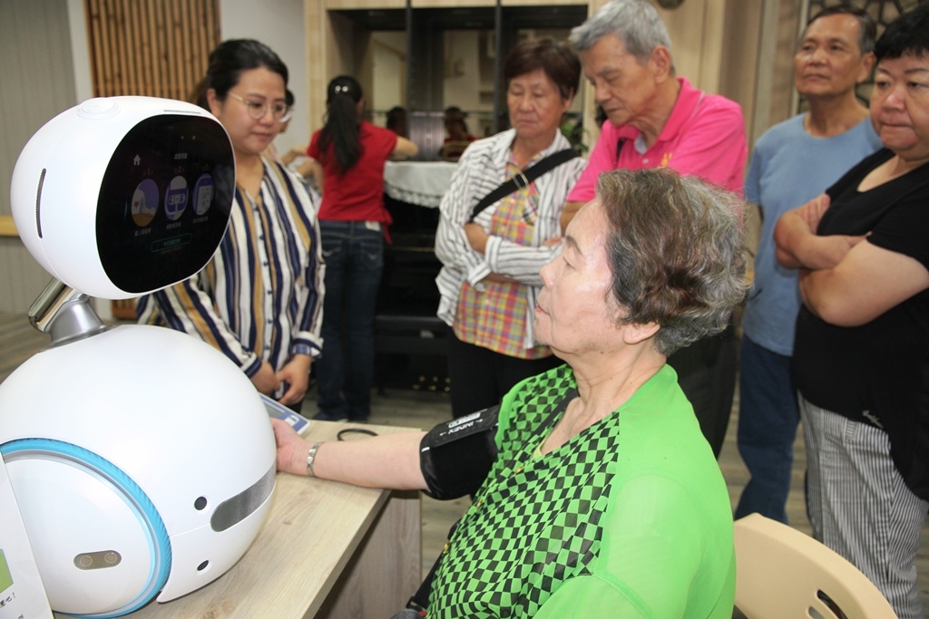 元培智慧陽光共學中心以機器人為老人人臉辨識後量血壓