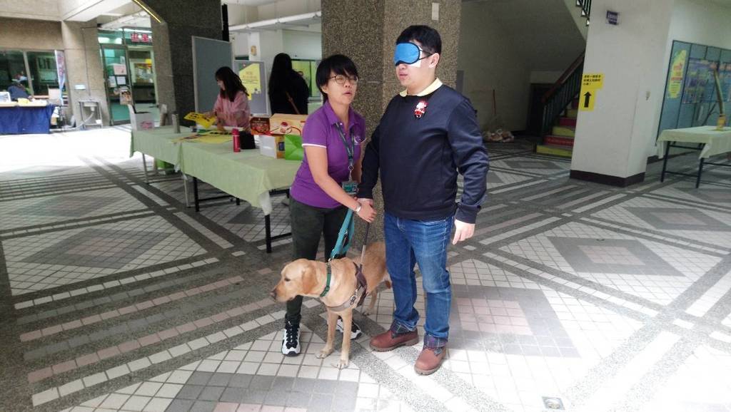 同學體驗視障者由導盲犬引路