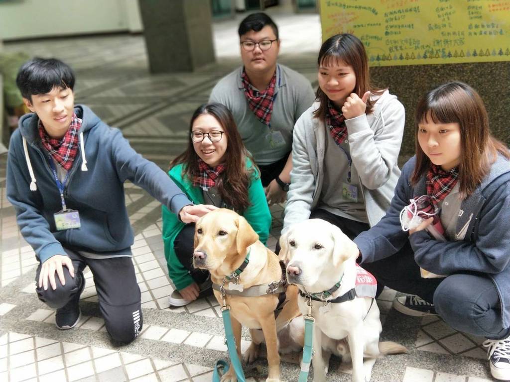 志工與訓練有素的導盲犬