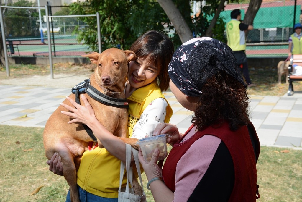 新竹市廖子齊議員帶著她的愛犬參觀狗狗手作鮮食，對周映雰老師的寵物鮮食留下深刻印象