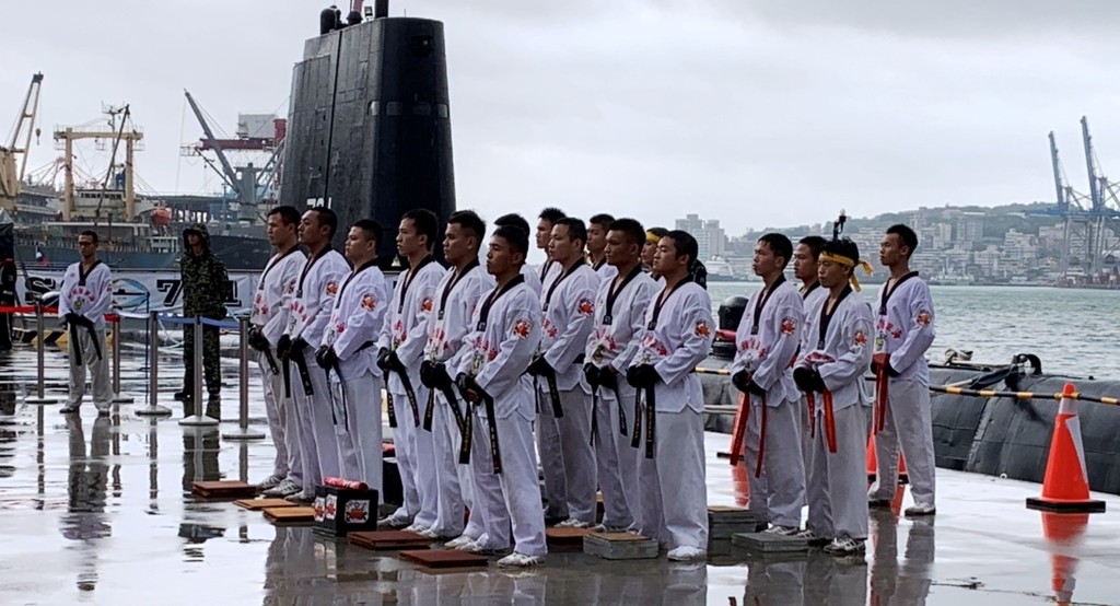 海軍艦隊士兵在海獅潛艦莒拳隊表演
