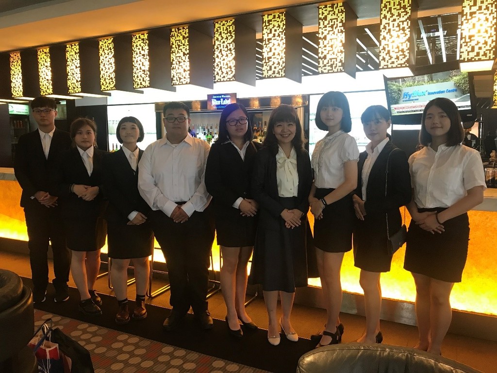 元培觀光與休閒管理系韓主任與學生在新加坡文華大酒店內的酒吧 Bar on 5