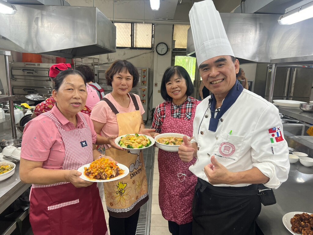 民眾體驗零廚餘料理，展現成果與鄭富貴老師合影圖片
