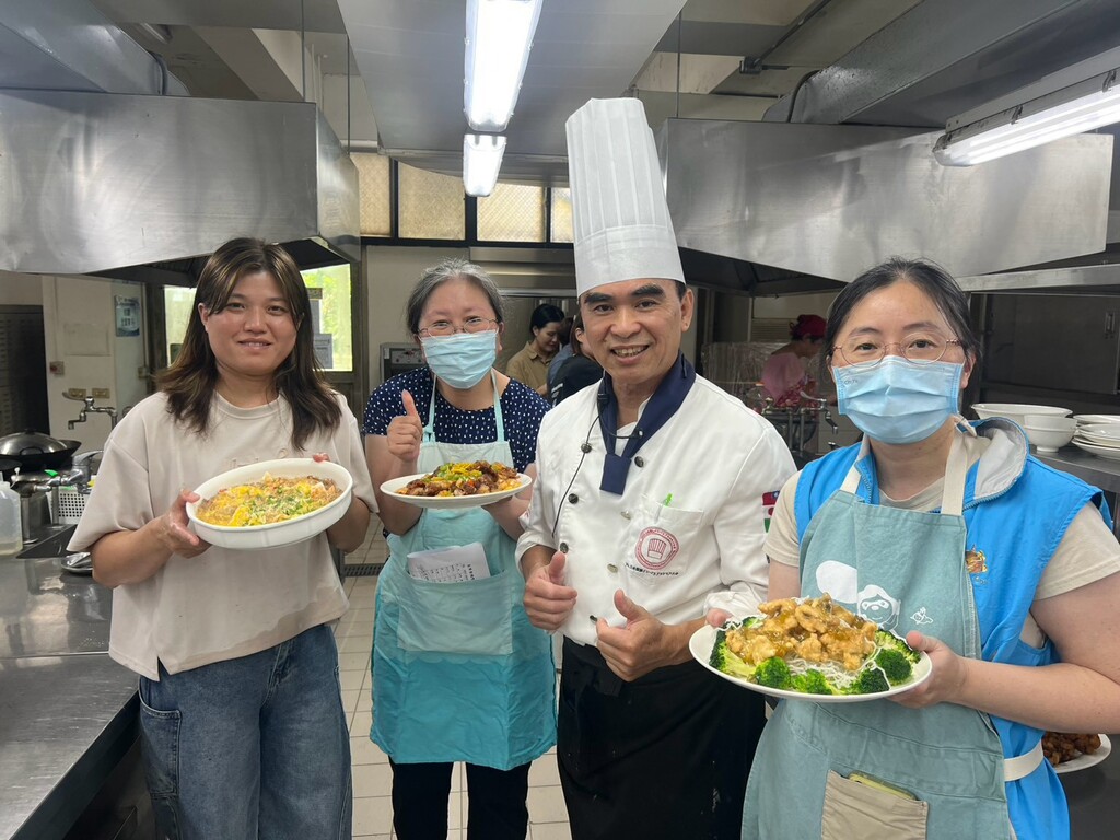 零廚餘料理體驗學員與鄭富貴老師合照展現成果圖片