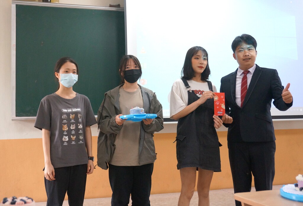 元培寵保系學生創意寵食競賽第一名團隊接受臺北市寵物友善餐廳協會陳俊宏會長(右)頒獎