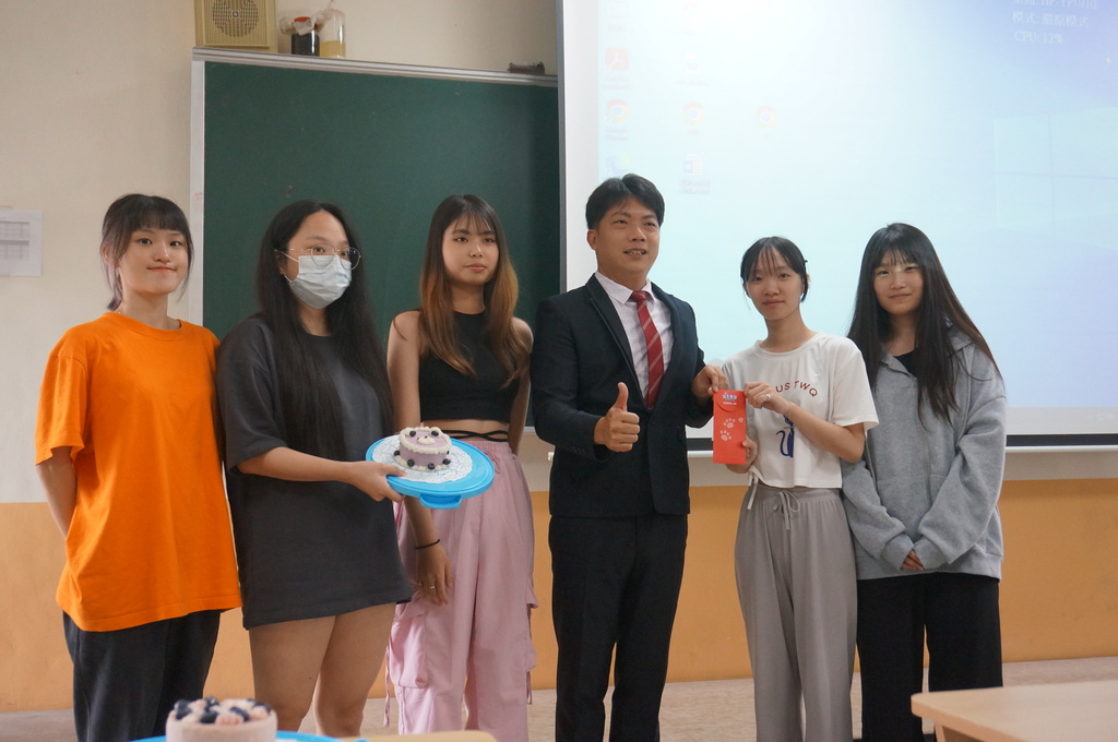 元培寵保系學生創意寵食競賽第二名團隊接受臺北市寵物友善餐廳協會陳俊宏會長(右)頒獎