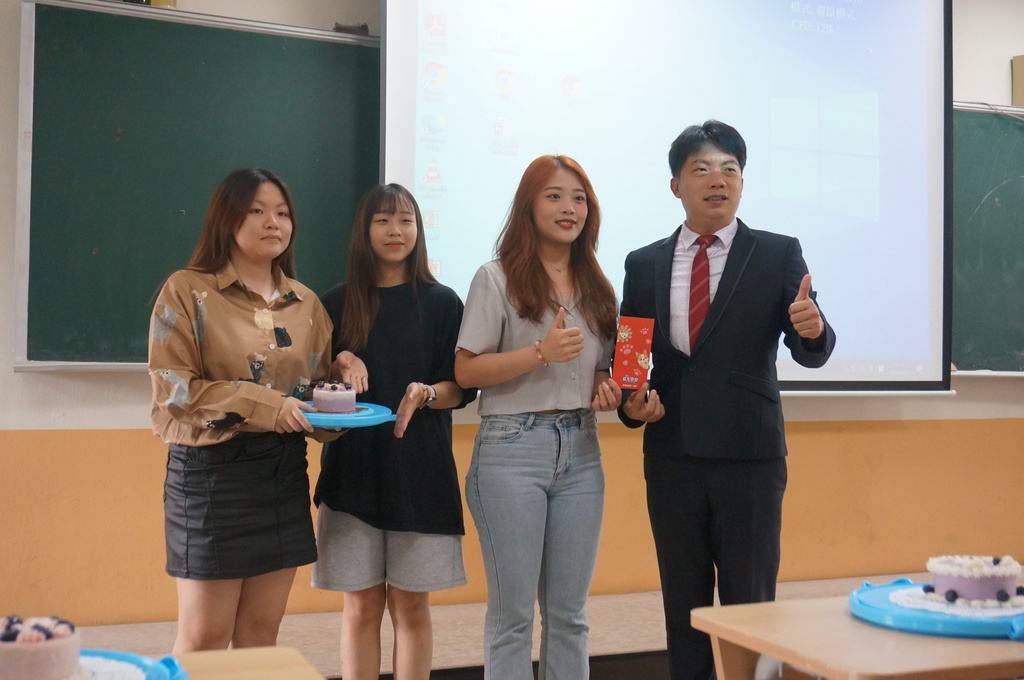 元培寵保系學生創意寵食競賽第三名團隊接受臺北市寵物友善餐廳協會陳俊宏會長(右三)頒獎