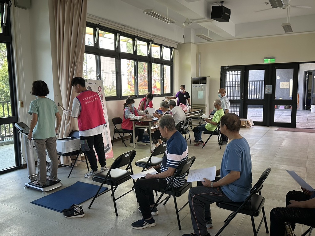 健管系學生為茄冬社區民眾健康評估