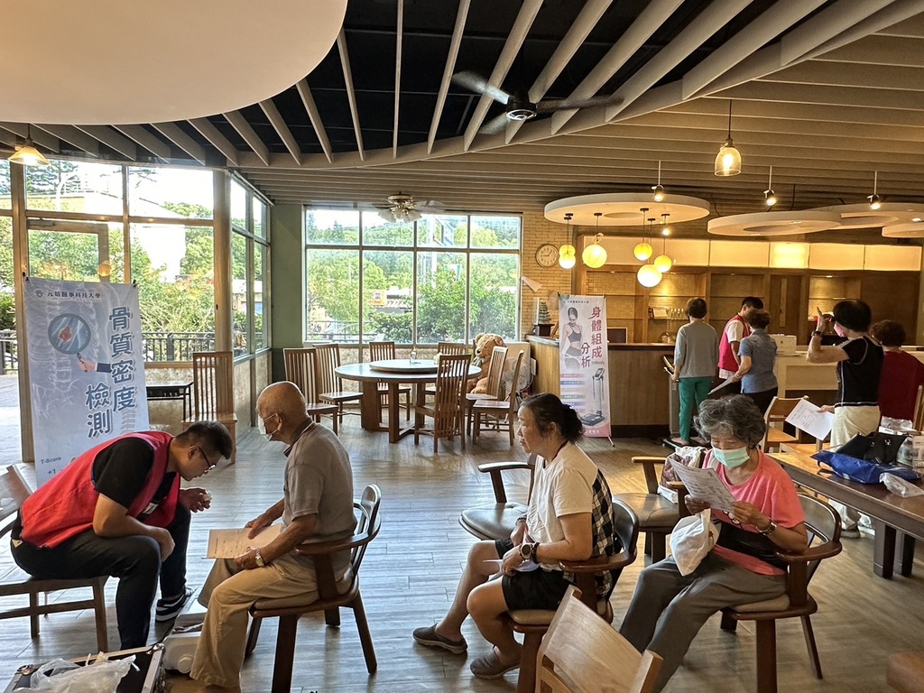 健管系學生為香村社區民眾健康評估