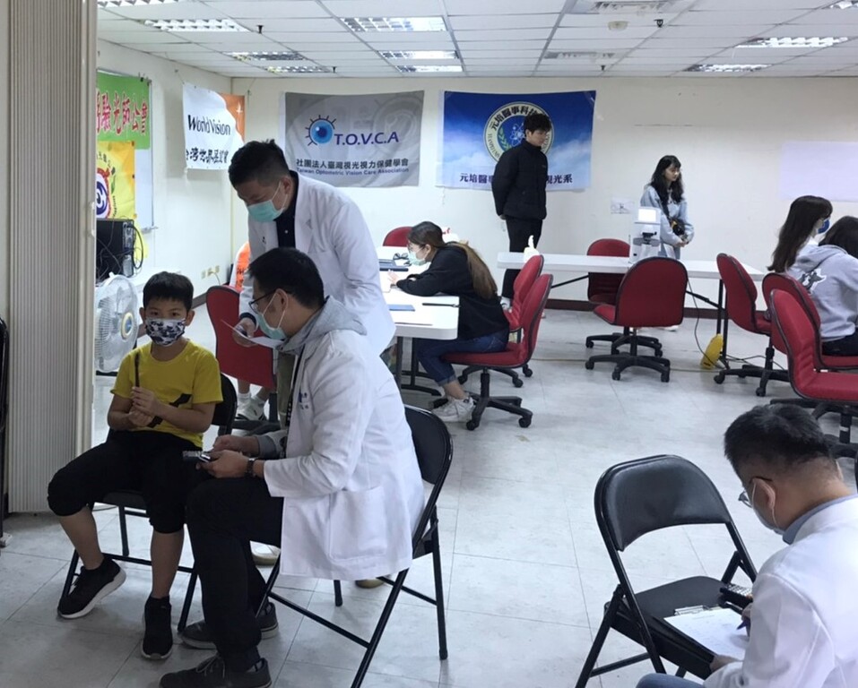 元培視光系師生與台灣世界展望會新竹分會共同辦理視力保健活動