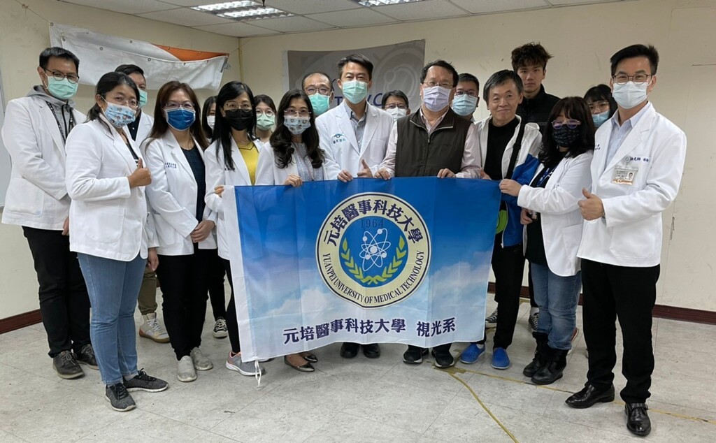 元培醫事科大視光系師生與新竹縣是驗光師公會利用假日到台灣世界展望會新竹分會進行視力保健活動