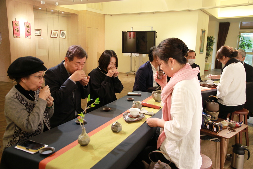 日本貴賓在藝術中心體驗由元培茶陶文創碩士學位學程師生安排的茶席，蔡雅賢董事長(左一)也到場陪同