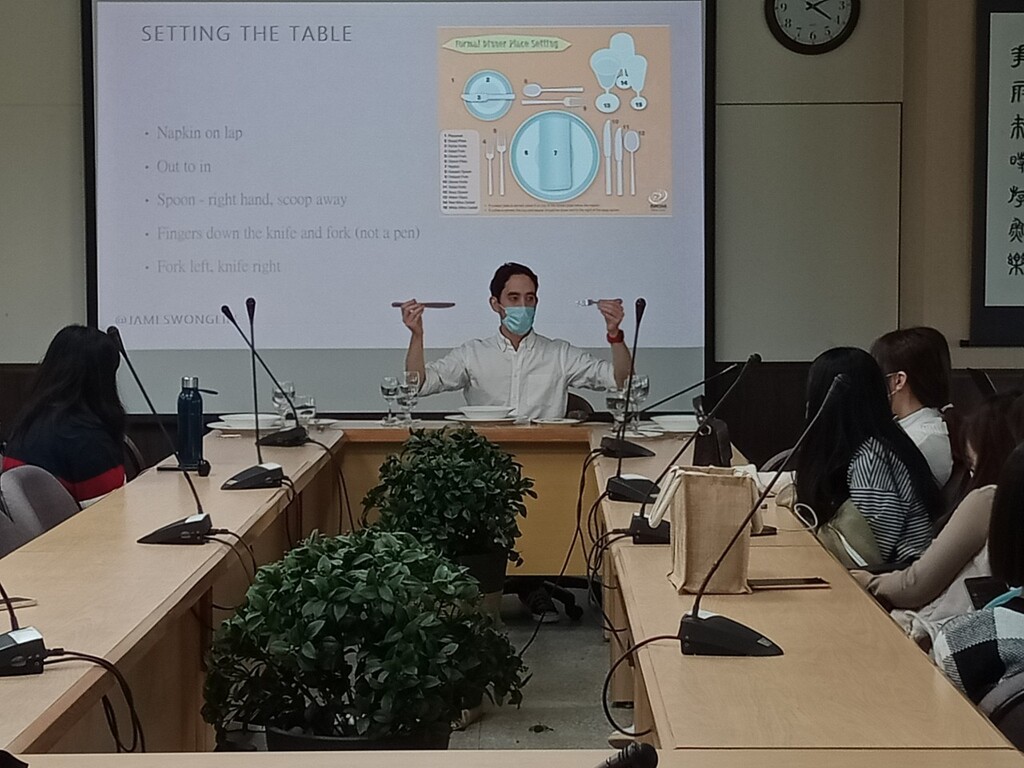 英國文化講座講師James Wong介紹餐桌禮儀並認學生實作演練