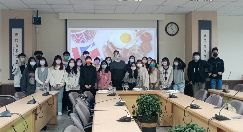 元培學生踴躍參與異國文化講座,會後與講者大合照