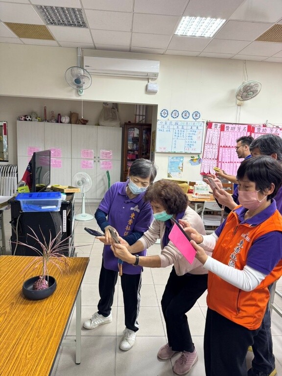 社區長輩非常認真的在學習使用手機智慧鏡頭圖片