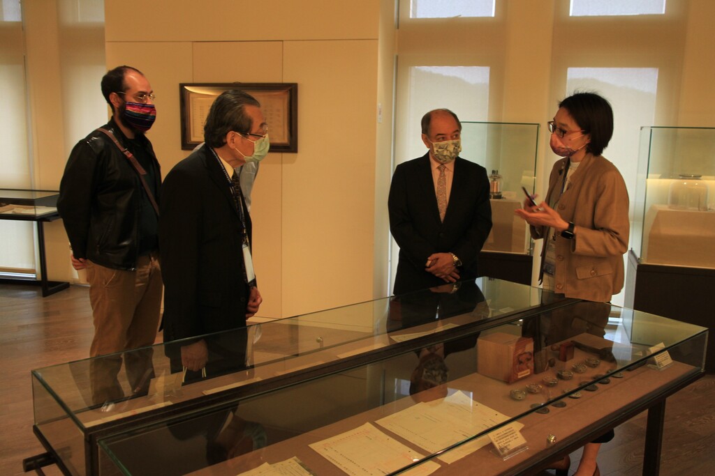 墨西哥在台文化辦事處長(右二)參訪元培醫事科大校史館