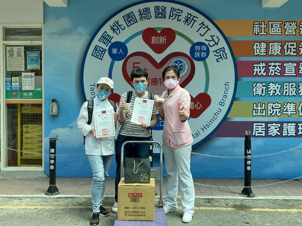 用甜點挺醫護,元培餐管系學生夏歡歡(左),由錸放科技代表李明道(中)陪同送愛到新竹國軍醫院