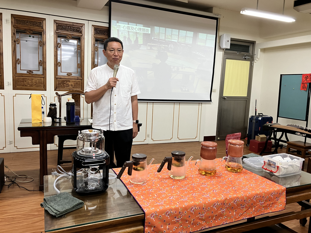 水為茶之母,器為茶之父,邱國雄講師透過不同茶具教導同學品評茶湯
