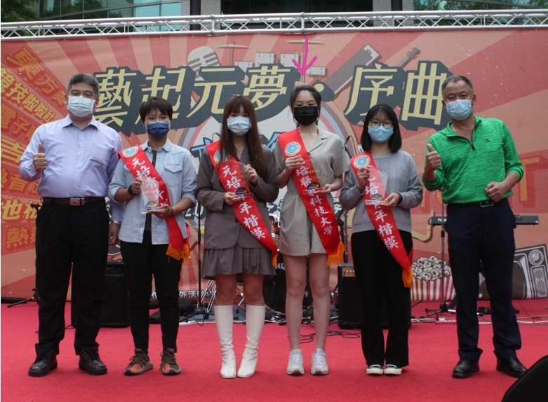 28屆元培青年楷模(左二起):視光系梁可嘉、觀光與休閒管理系邱妤心、醫學影像暨放射技術放系賴晏儀、以及健康休閒管理系 吳青蓉在藝文季現場接受學務長林國斌(右一)表揚