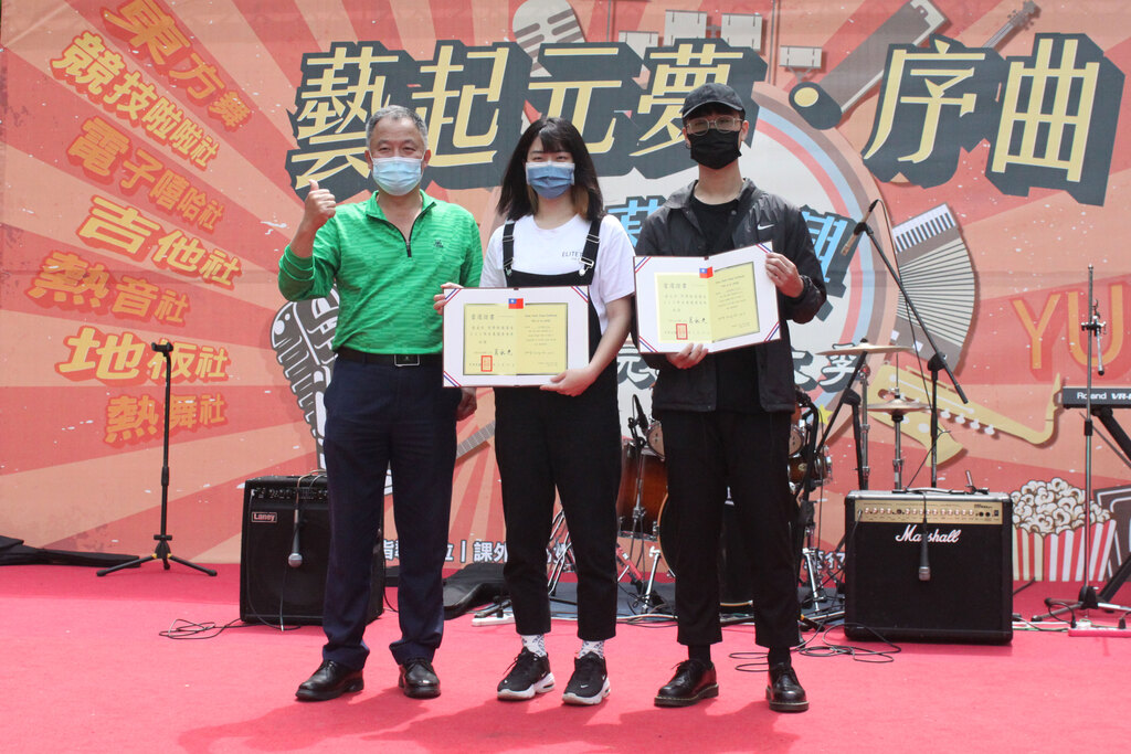 元培學務長林國斌代表頒發全國優秀青年獎狀給獲獎同學:醫務管理系劉美伶(中)、視光系莊立宇(右)