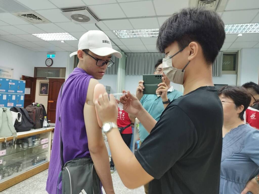 馬來西亞中學生在元培護理系體驗模擬注射