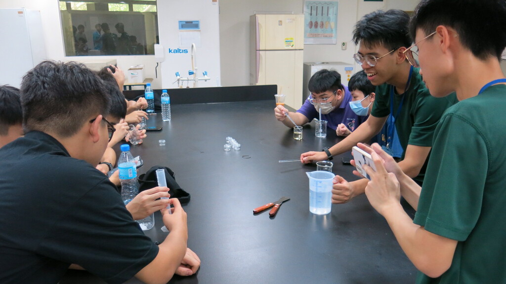 馬來西亞中學生在元培生技製藥系體驗護手霜DIY