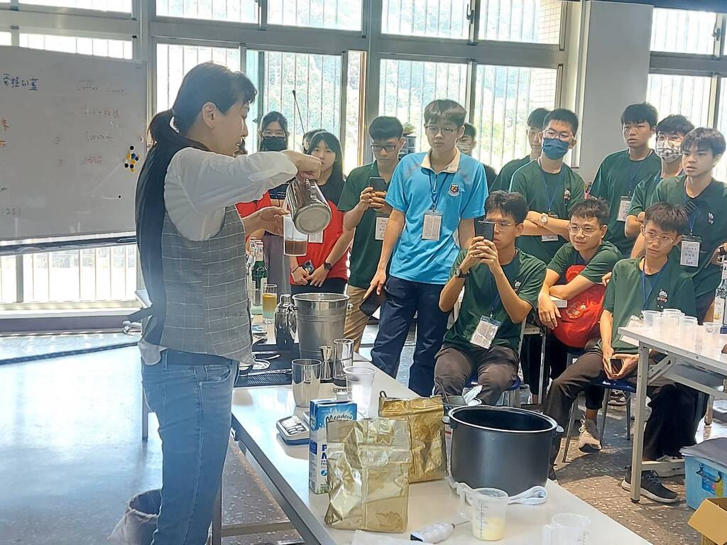 馬來西亞中學生參訪元培對咖啡調飲體驗充滿好奇