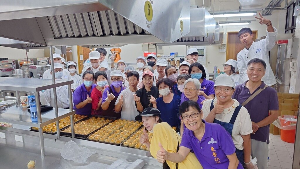 元培師生與東香社區20位長者世代交流,中秋節佳節烘焙香氣傳溫情合影留念圖片