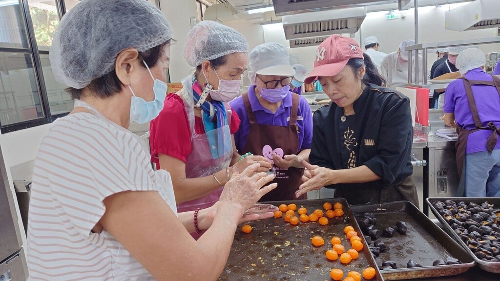 元培餐管系劉婉真老師(右一)教導長者製作蛋黃酥的溫馨圖片