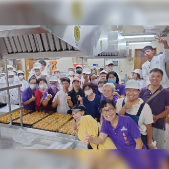 元培餐管系與冬香社區長者合影