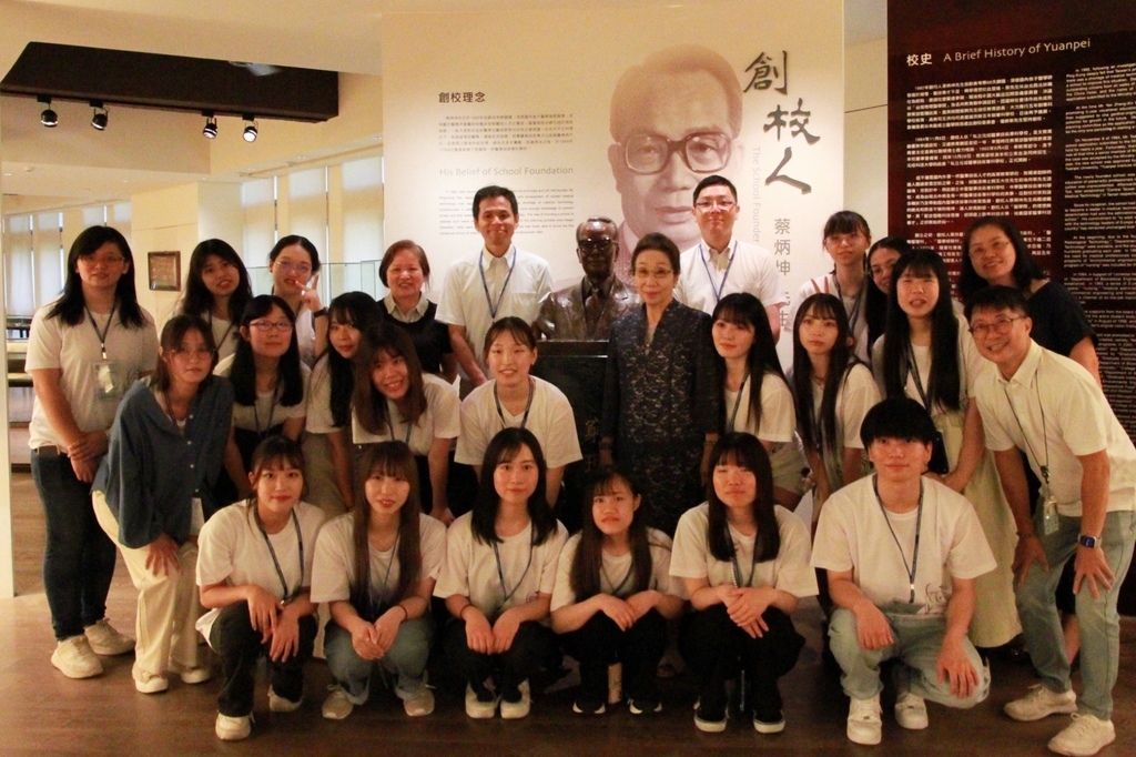 日本京都醫療科學大學師生參訪元培校史館,董事長蔡雅賢(中)親自導覽