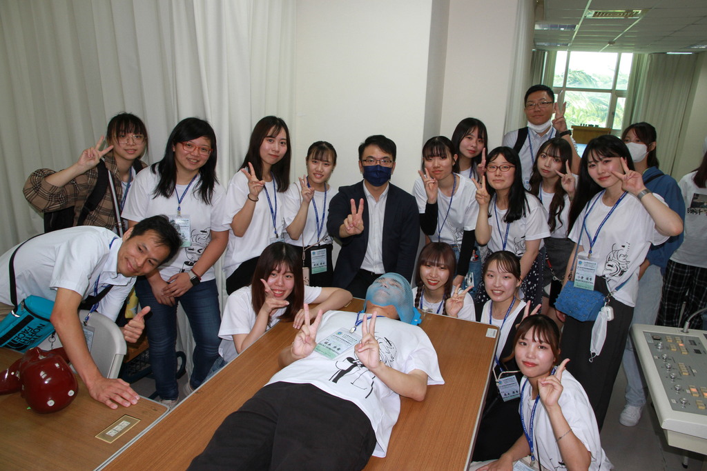 元培醫放系賴律翰老師親自示範放射治療專用面罩的製作，由日本學生體驗病患