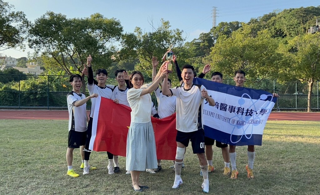 慶祝元培59週年校慶,新南向專班學生舉辦足球賽第一名班級開心接受國際長頒獎
