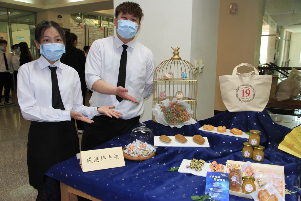 元培餐管系學生郭澌渝(左)、王庭煒為畢業成果設計的感恩伴手禮都別具意義