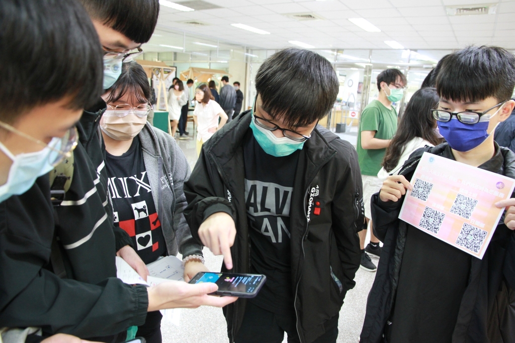 元培學生展示學習使用LINE 的開發者功能,拉近了學校LINE@與學生間的資訊交流介面