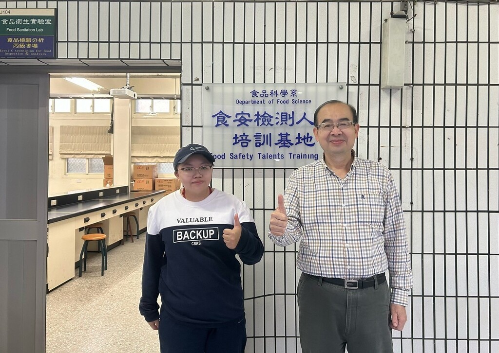 元培食科系碩士班學生黃惠萱(左)獲鴻海獎學鯨鼓勵,感謝詹鴻得老師指導