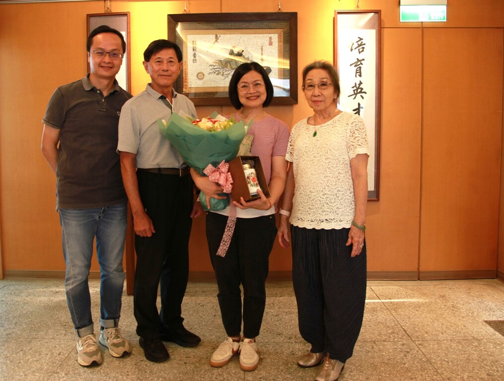 任職元培32年的資深職員喻聖玟(右二)深獲主管肯定