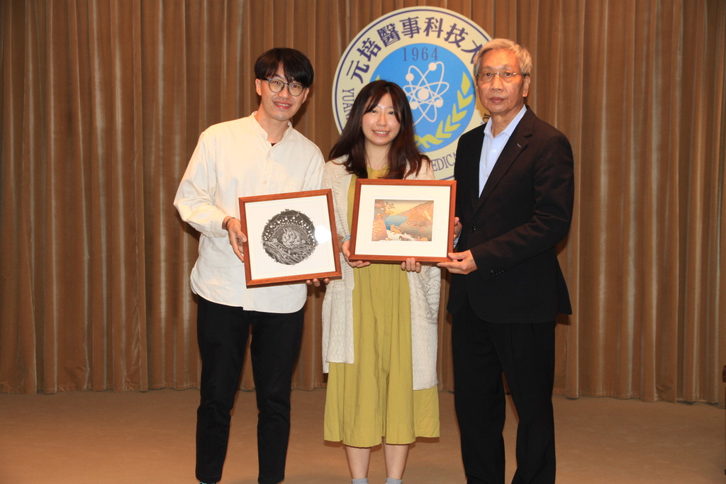 元培校長蔡世傑(右)代表接受版畫藝術家林敬庭和許以璇(中)致贈作品供學校典藏