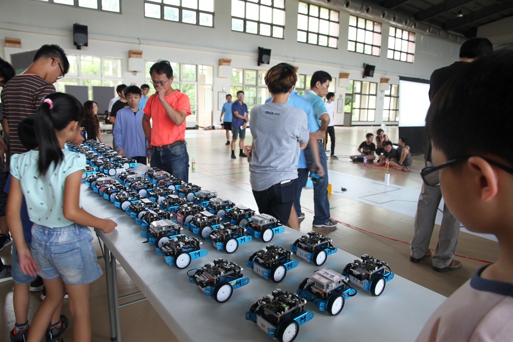 元培舉辦AI機器人自走車競賽參與者自走車一式排開